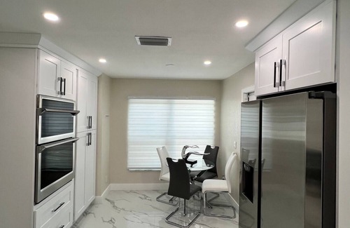 Lakeview Village House | Luxury Family Oasis: Fabulous Screened Pool