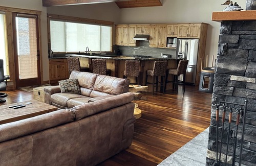 70 Mile House House | Luxury family retreat with room for 20 guests on beautiful Green Lake in Cariboo