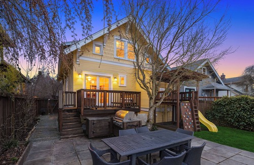 West Woodland House | Luxury Family Retreat! ~ PacMan ~ Peloton ~ DogsOK