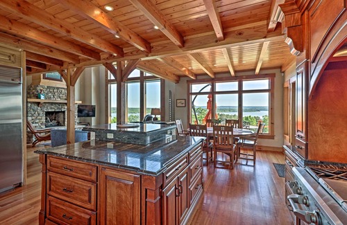 Edgemont House | Luxury Family Retreat - Greers Ferry Lake Views!