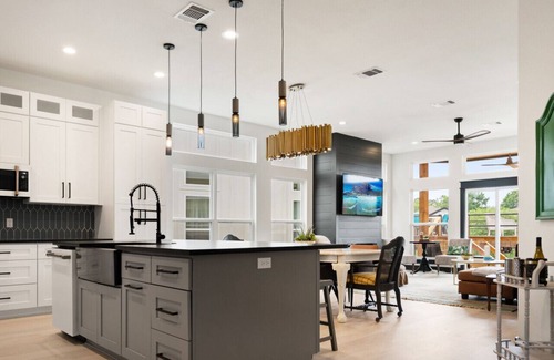 Cedar Creek Reservoir House | Luxury Family Retreat Water Views