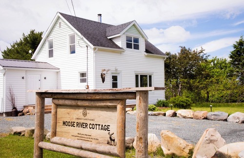 Halifax County Cottage | Luxury Farmstaycation - The Moose River Cottage at Lindsay Lake Farms