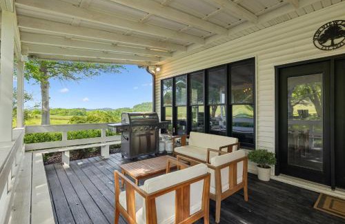Thompson's Station House | Luxury Farm House with Game room & Outdoor Retreat