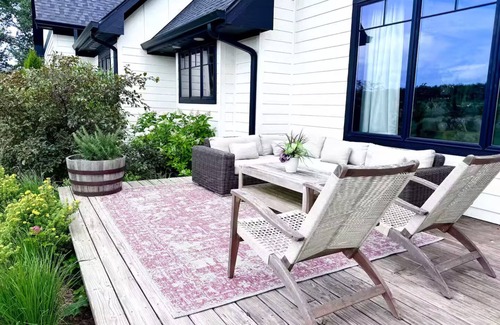 Traverse City House | Luxury Farm Stay on Leelanau Wine Trail. Minutes to Downtown Traverse City.