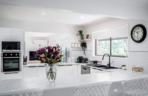 Lurg House | Luxury Farm Stay with Breathtaking Views – Sleeps 9, Close to Benalla
