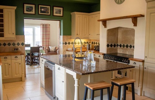 Wressle Other | Luxury Farmhouse:Hot tub/pool table/big garden/fire pit. Central meet up point.