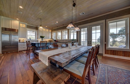 Burton House | Luxury Farmhouse: Outdoor Hot Tub, 10 Mins to Round Top
