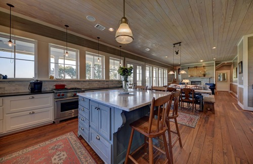 Burton House | Luxury Farmhouse: Outdoor Hot Tub, 10 Mins to Round Top