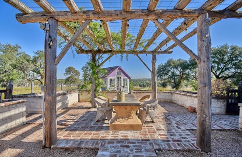 Burton House | Luxury Farmhouse: Outdoor Hot Tub, 10 Mins to Round Top