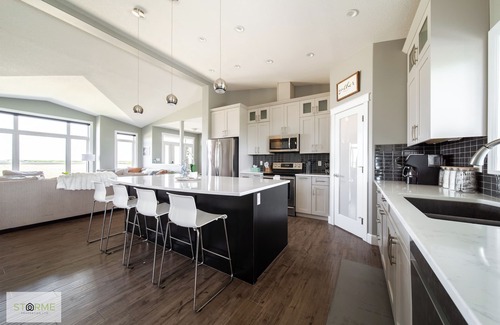 Leduc County House | Luxury Farmhouse Retreat|Sleep 16|Hot Tub|Patio|AC