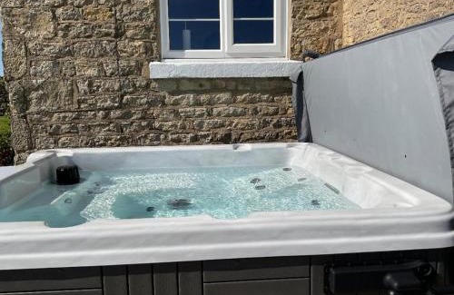 West Heslerton House | Luxury Farmhouse with Stunning Views and Hot Tub