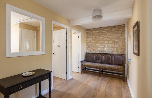 West Heslerton House | Luxury Farmhouse with Stunning Views and Hot Tub