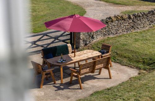 West Heslerton House | Luxury Farmhouse with Stunning Views and Hot Tub