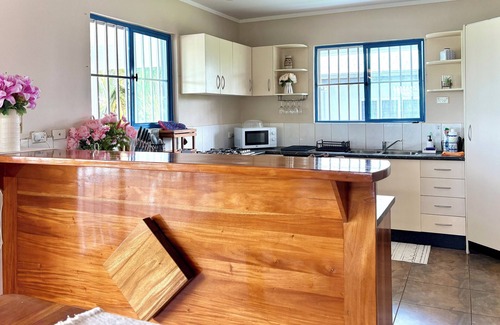 Martintar Villa | Luxury Fijian villa w/airport transfer. Family friendly & 5 mins from the beach!