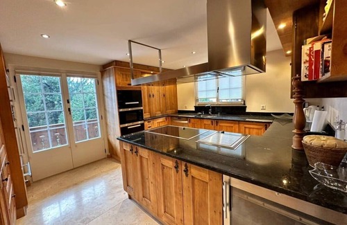 Zweisimmen Nr Gstaad Apartment | Luxury Flat Close to Park Hotel in Gstaad