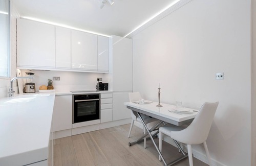Pembridge Apartment | * Luxury Flat/Super King Bed *