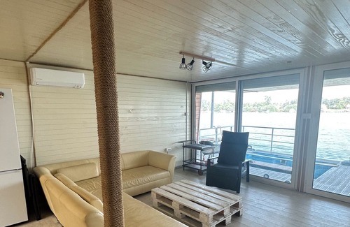 Palilula Boat Rental | Luxury Floating River House...Sleeps 10