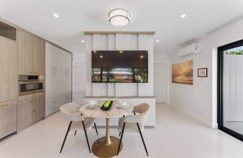 North Corals Apartment | Luxury Florida King Bed Studio - Dog Friendly Oasis