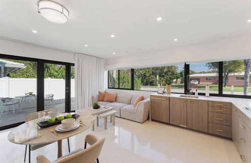 North Corals Apartment | Luxury Florida King Bed Studio - Dog Friendly Oasis