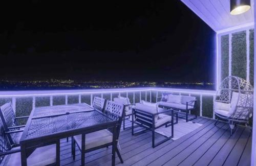 Nashville House | Luxury four-story Home, Rooftop Deck with views, PingPong! Sleeps 12!