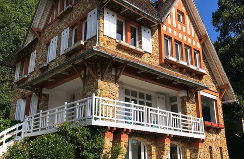 Saint-Remy-les-Chevreuse Villa | Luxury house nestled in wood for a unique experience