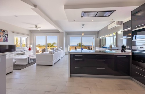 Meia Praia Villa | Luxury Front Line Villa in Lagos: Magnificent Sea Views, Private Pool & Jacuzzi