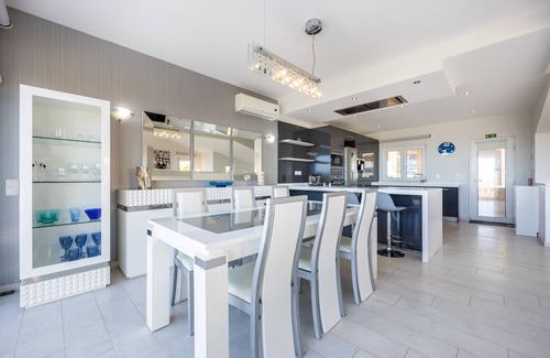 Meia Praia Villa | Luxury Front Line Villa in Lagos: Magnificent Sea Views, Private Pool & Jacuzzi