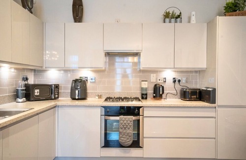 Dickens Heath Apartment | Luxury Furnished 2BR Apt w/WiFi, Workspace, Washer & Parking