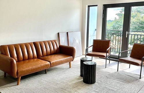 Quincy Apartment | Luxury Furnished Apartment in Heart of Quincy