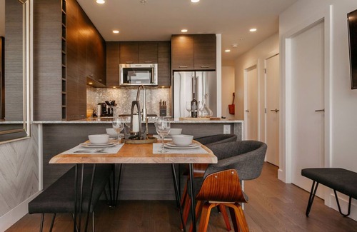 North End Apartment | LUXURY FURNISHED CONDO WITH VIEWS 1 BED & DEN! DT KELOWNA