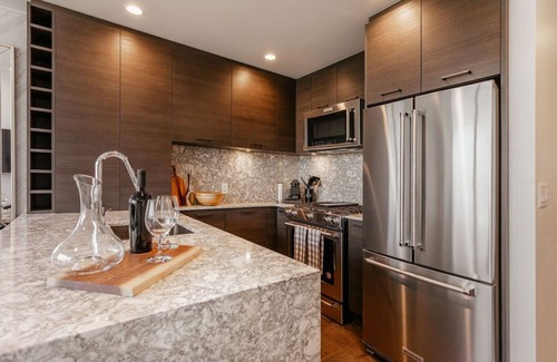 North End Apartment | LUXURY FURNISHED CONDO WITH VIEWS 1 BED & DEN! DT KELOWNA