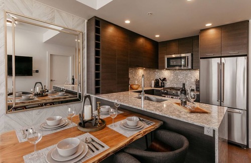 North End Apartment | LUXURY FURNISHED CONDO WITH VIEWS 1 BED & DEN! DT KELOWNA