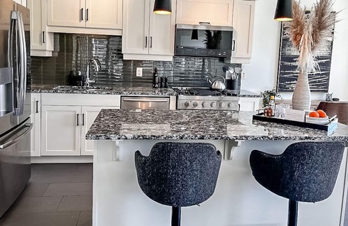 Downtown Apartment | Luxury furnished executive suite with fireplace