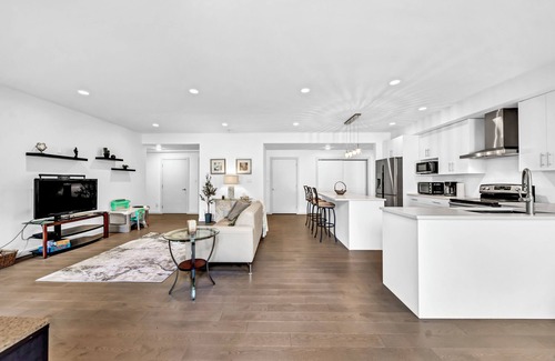 Surrey House | Luxury Garden suite| King Bed| Minutes to Beach