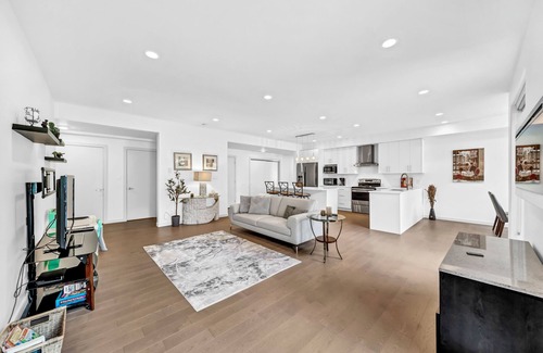 Surrey House | Luxury Garden suite| King Bed| Minutes to Beach