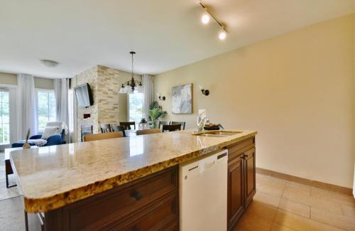 Oro-Medonte Apartment | Luxury Garden View Jacuzzi Suite Pool Sauna Gym