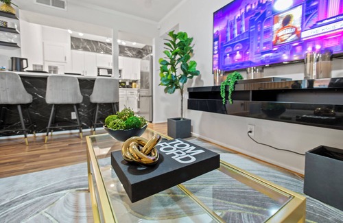 Oak Lawn Condo | LUXURY GATED 2 BEDS/2BATHS HOME IN HEART OF DALLAS. MINUTES TO HIGHLAND PARK!