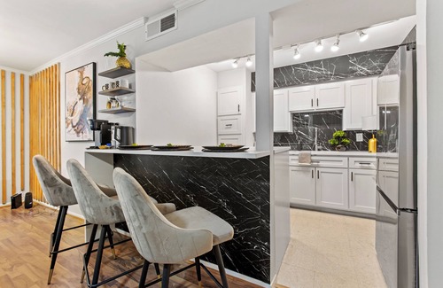 Oak Lawn Condo | LUXURY GATED 2 BEDS/2BATHS HOME IN HEART OF DALLAS. MINUTES TO HIGHLAND PARK!