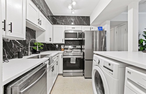 Oak Lawn Condo | LUXURY GATED 2 BEDS/2BATHS HOME IN HEART OF DALLAS. MINUTES TO HIGHLAND PARK!