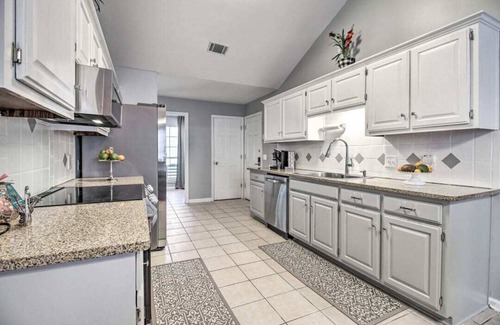 Hinesville House | LUXURY GETAWAY, 4 BR, 2.5 BATH, NEAR FT. STEWART