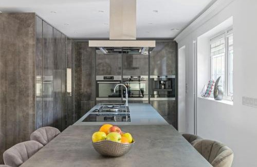 Bramcote Villa | Luxury Getaway with Jacuzzi Bath, Four Bedrooms and Sofa Beds