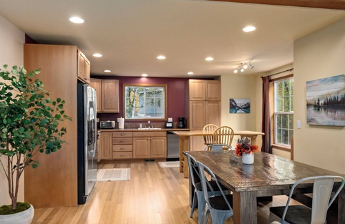 Warnick House | Luxury Glacier Home, covered hottub/King/EV/Wifi