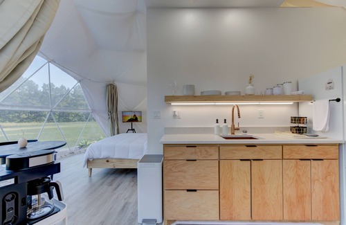 Pearcy Cabin | Luxury Glamping Dome “Sol” in countryside with hot/tub near Hot Springs