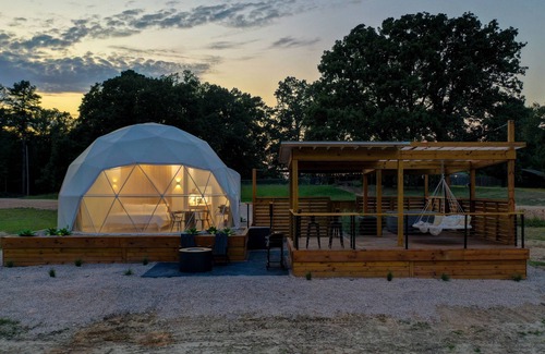 Pearcy Cabin | Luxury Glamping Dome “Sol” in countryside with hot/tub near Hot Springs