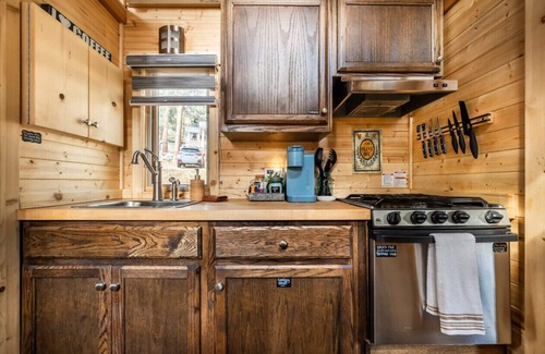 Woodland Park House | Luxury Glamping | Tiny Haven, Firepit & Grill