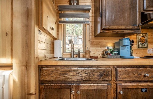 Woodland Park House | Luxury Glamping | Tiny Haven, Firepit & Grill