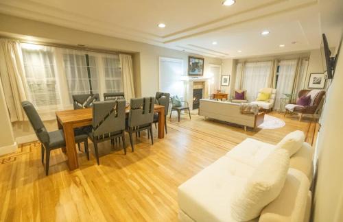 Glenview House | Luxury Glenview Retreat with Stunning Amenities