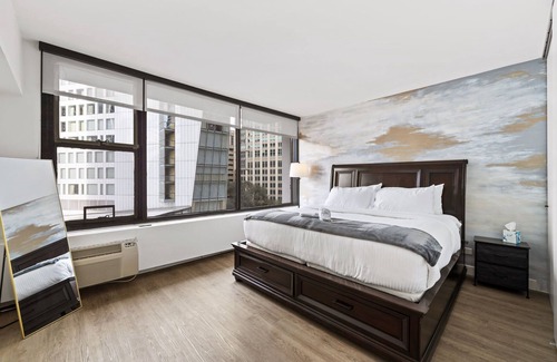 Rush and Division Apartment | ✨💫Luxury Gold Coast Home w/ Rooftop Pool & Gym 💫✨