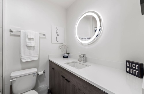 Rush and Division Apartment | ✨💫Luxury Gold Coast Home w/ Rooftop Pool & Gym 💫✨