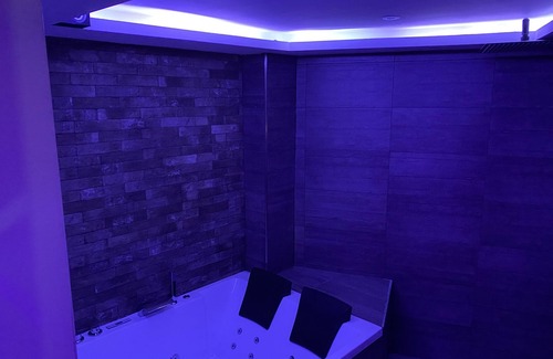 Linares Apartment | Luxury Gold